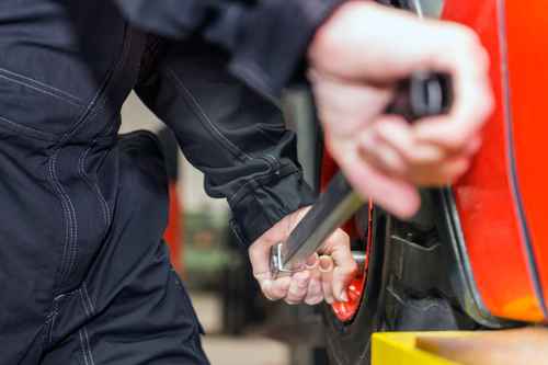 Man changing the tyres